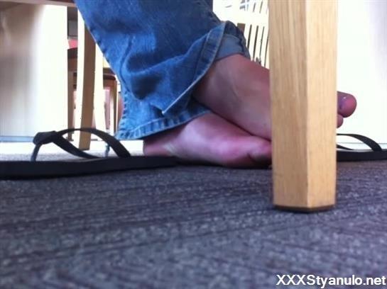 Amateurs - Playing Footsie Game With Unknown Hottie In The Library [SD]