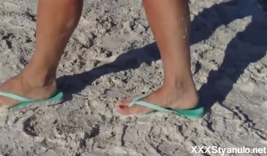Amateurs - Amateur Girl Likes To Film Her Feet While She Walks [HD]