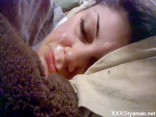 Amateurs - Girlfriend Gets A Massive Facial Cumshot Whiles Still Sleeping [SD]