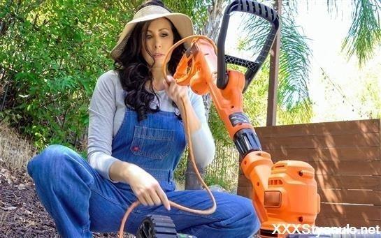 Reagan Foxx - Help With Her Yard [FullHD]