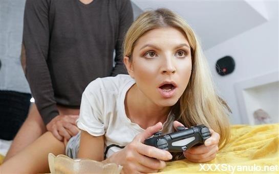 Gina Gerson - Gamer Girl Focus [SD]