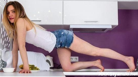 Carrie Kind - Cumming In The Kitchen [SD]