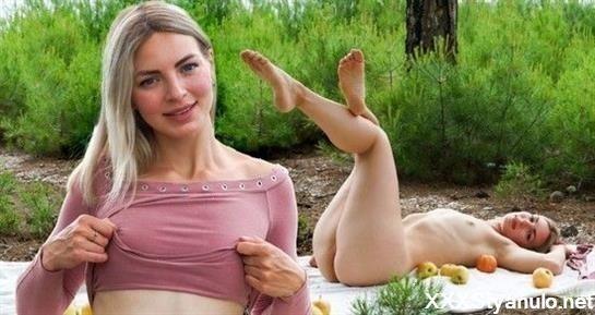 Roxy T - An Apple A Day Keeps The Doctor Away [SD]