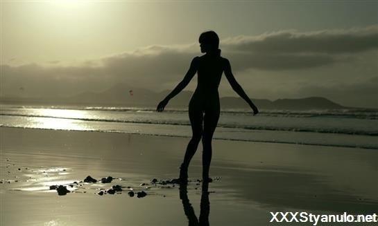 Leni Doll - Playa De Famara [FullHD]