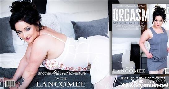 Lancomee - Lancomee Is A Shaved Milf That Loves To Play With Her Pussy In Bed Getting An Orgasm [FullHD]