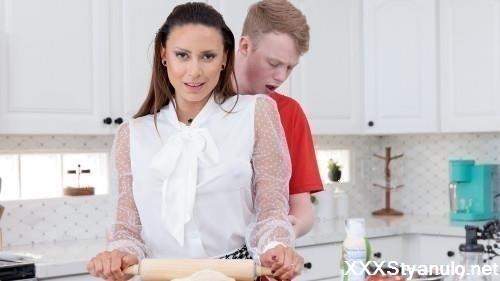 Cassie Del Isla - Turning Up The Heat [SD]