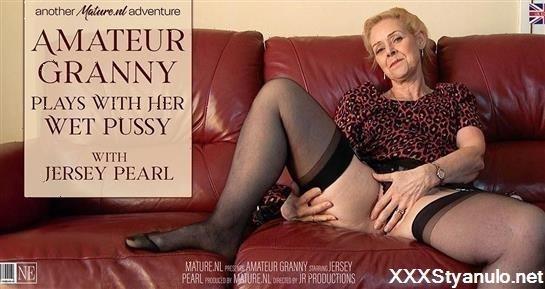 Jersey Pearl - Amateur Granny Jersey Pearl Plays With Her Wet Pussy On The Couch [FullHD]