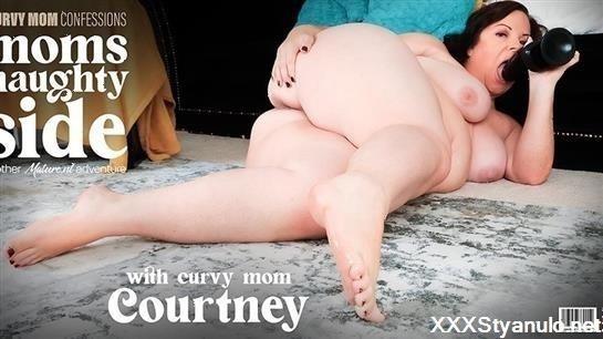 Courtney - Curvy British Mom Courtney With Her Big Ass Knows How To Please Her Shaved Pussy When Shes Alone [FullHD]