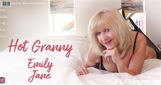 Emily Jane - Hot British Granny Emily Jane Plays With Herself In Bed [FullHD]