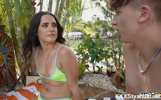 Daisy Pheonix - Sex Tape At The Pool Lagoon [SD]