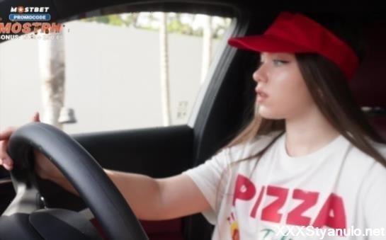 Siena Sky - Fucked A Pizza Delivery Girl For Being Late, Got A Tip With A Powerful Creampie In Her Pussy [FullHD]