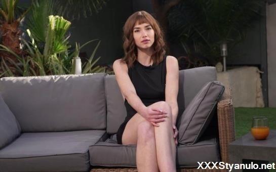 Laetitia - 26, A Sublime Secretary With Burning Fantasies [SD]