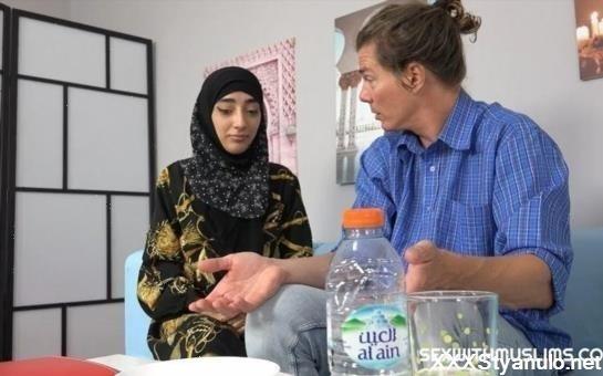 Lunita Galactica - Sexy Muslim Babe Spreads Her Legs Instead Of Cooking Lunch [SD]