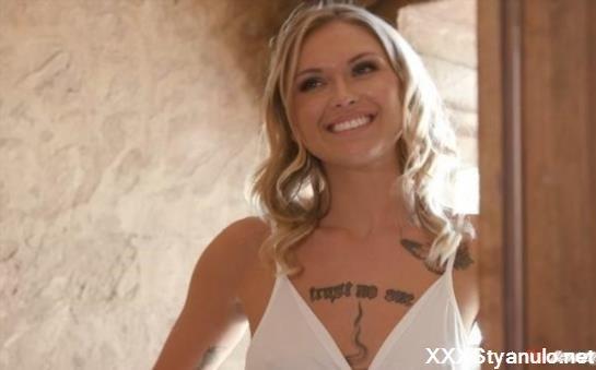 Juliana Marie - Has An Explosive Holiday Hang Out [SD]