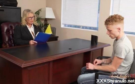 Maddie Cross - Boss Babe Maddie Cross Needs A Hole Filler And Gets Exactly That [SD]