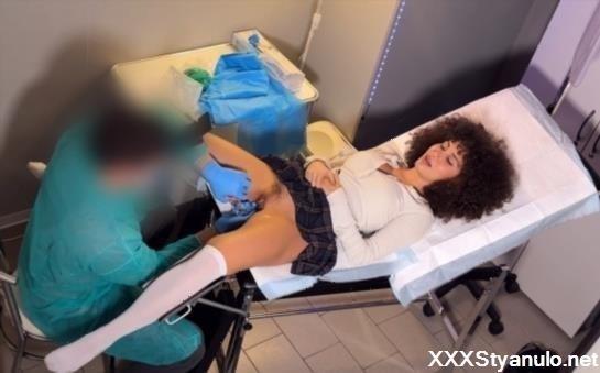 Beatrice Segreti - She Gets Creampie Inside By Her Gynecologist. Her Pussy Wet And Ready To Be Fucked! [FullHD]