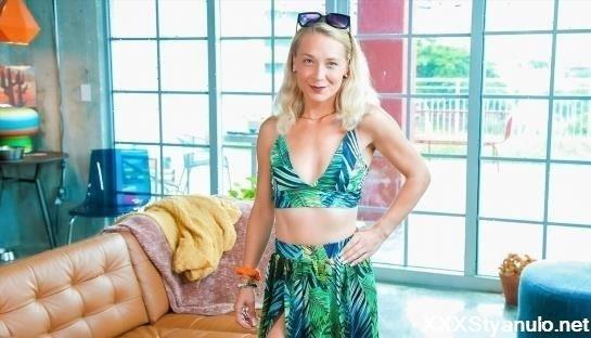 Amateurs - Finding My Stepaunts Massage Tool [FullHD]