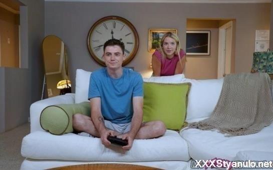 Becky Summer - My Gamer Stepsister Wants A Turn Too! [SD]