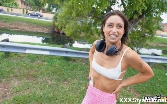 Jessie Belle - Jessie Belle Jogs Onto The Bus For Some Dick [SD]