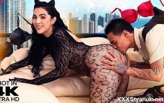 Sarah Black - Lingerie-Clad Stepmom [SD]