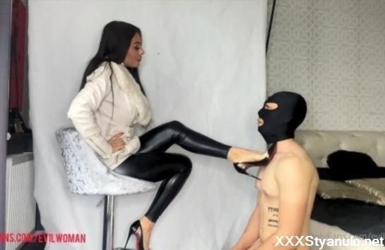 Evil Woman - Facesitting And Ass Smothering [FullHD]