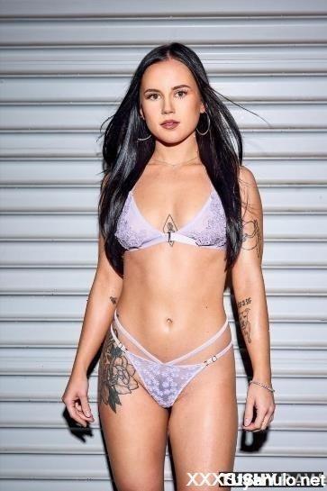 Iris Leon - Anal-Obsessed Bombshell Gapes Wide Open [SD]