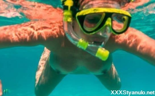 Dirty Lady - I Love Swimming Naked In Public - Check Out My Adventures On The Naked Beach [FullHD]