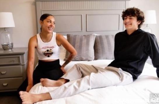 Sienna Harper - College Freshman Ty Young Drills 28-Year-Old Milf Sienna Harpers Tight Holes With His Young Cock! [FullHD]