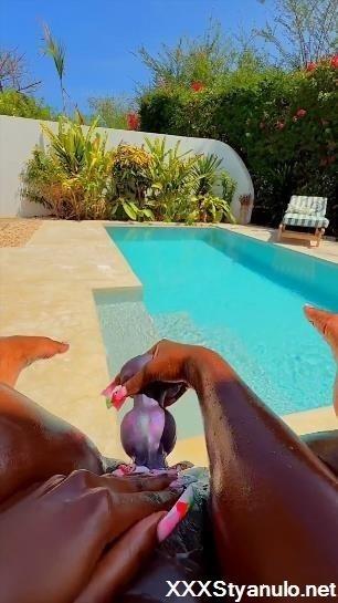 Queen Tashar - Sprinkled A Little Bit Of Squirt Into The Pool [SD]