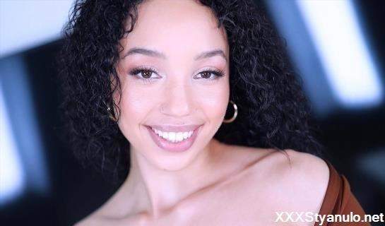 Alexis Tae - Alexis Tae Returns To Amateur Allure For More Cock Sucking, Pussy Pounding And Cum Swallowing [FullHD]