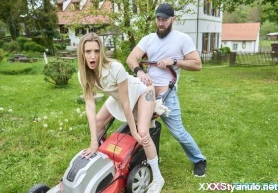 Victoria Benz - Backyard Cunt Service [SD]