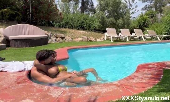 Yasmina Khan - The Neighbours View [HD]